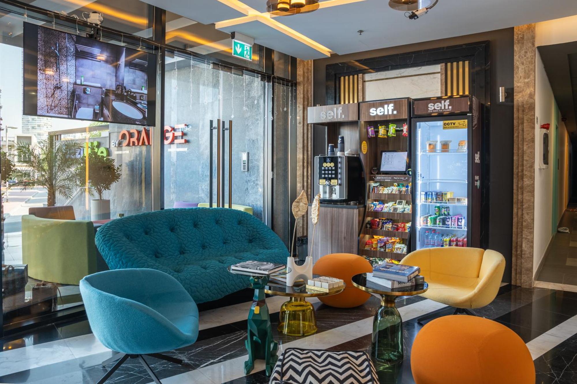 Izzzi Life Mint Aparthotel Dubai Exteriör bild