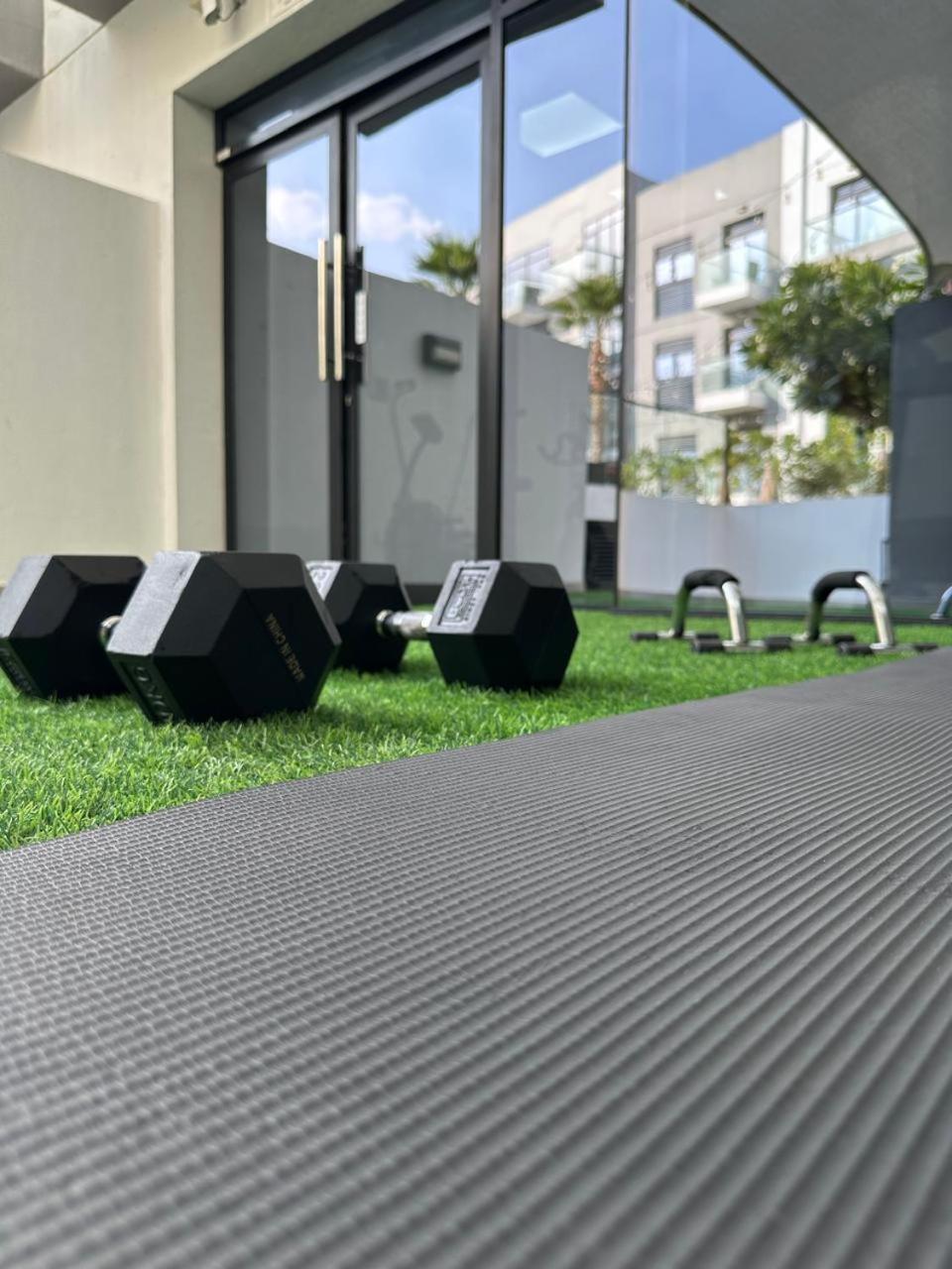 Izzzi Life Mint Aparthotel Dubai Exteriör bild