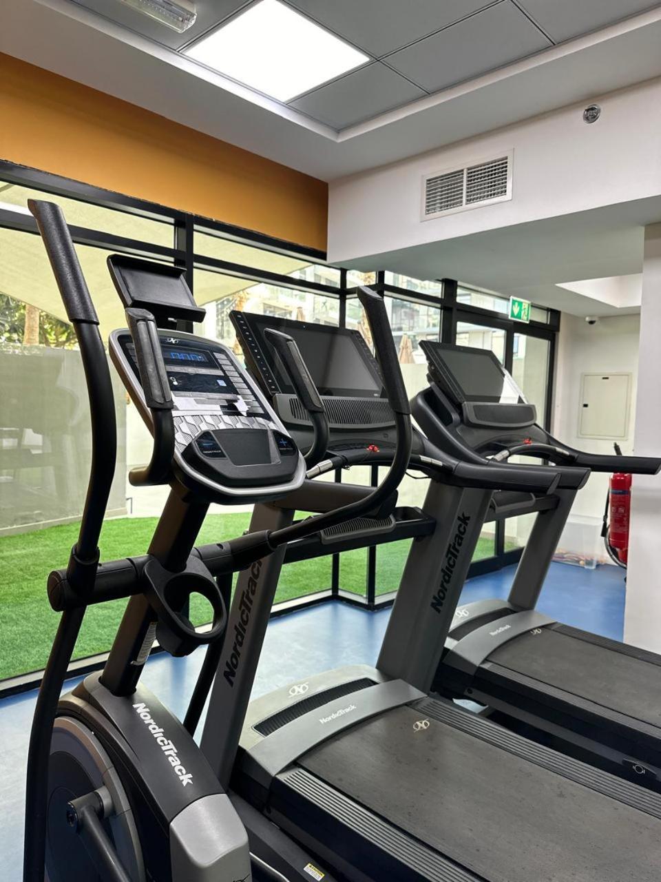 Izzzi Life Mint Aparthotel Dubai Exteriör bild