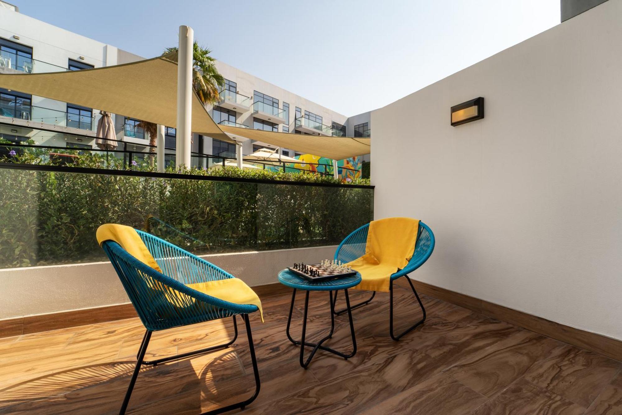 Izzzi Life Mint Aparthotel Dubai Exteriör bild