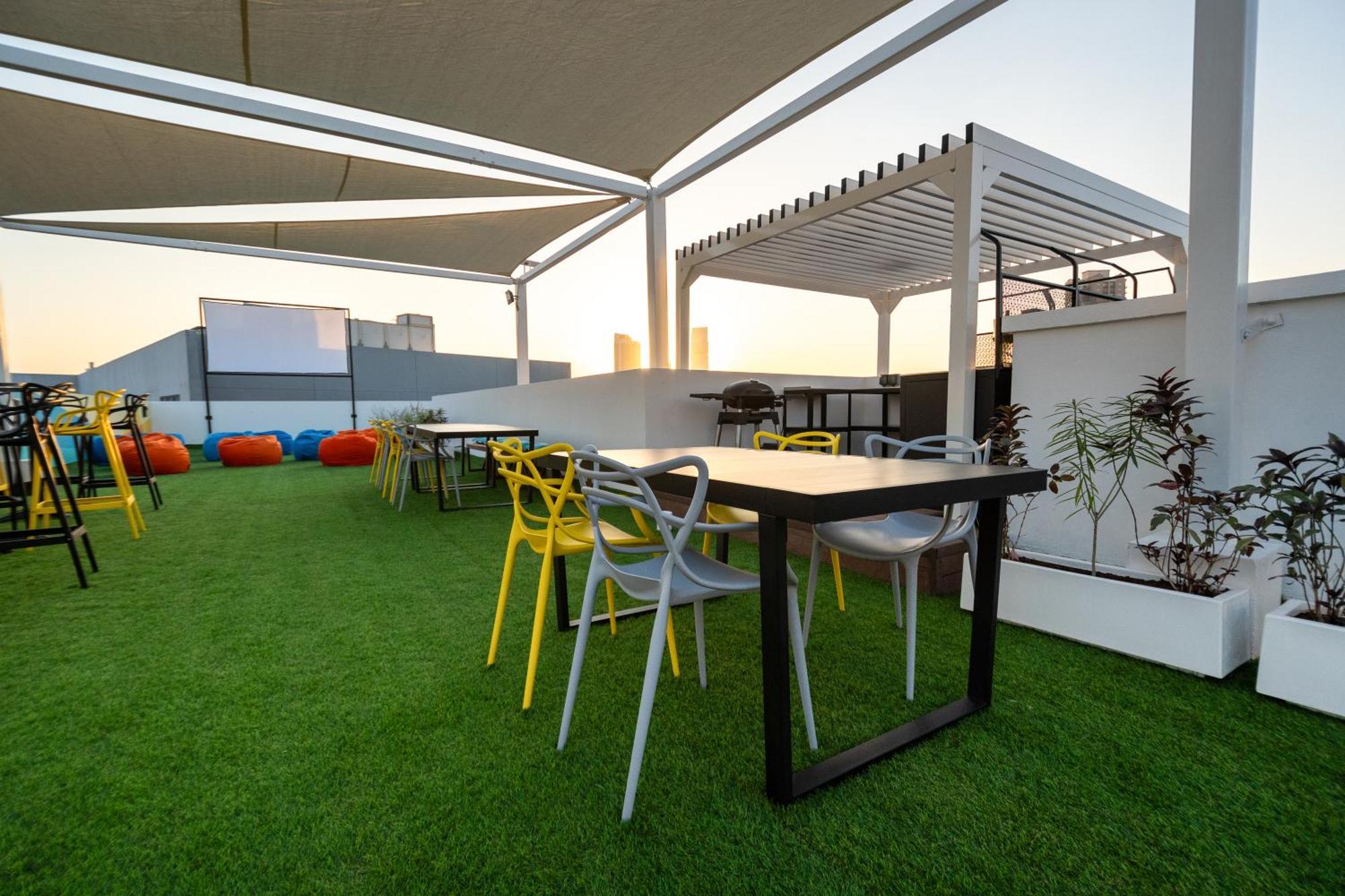 Izzzi Life Mint Aparthotel Dubai Exteriör bild