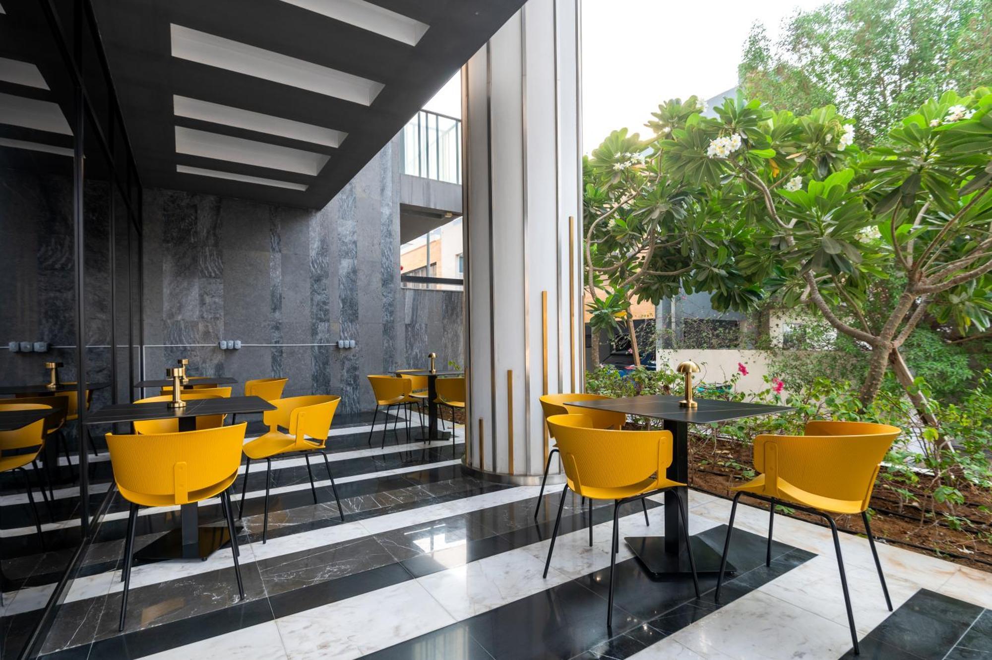 Izzzi Life Mint Aparthotel Dubai Exteriör bild