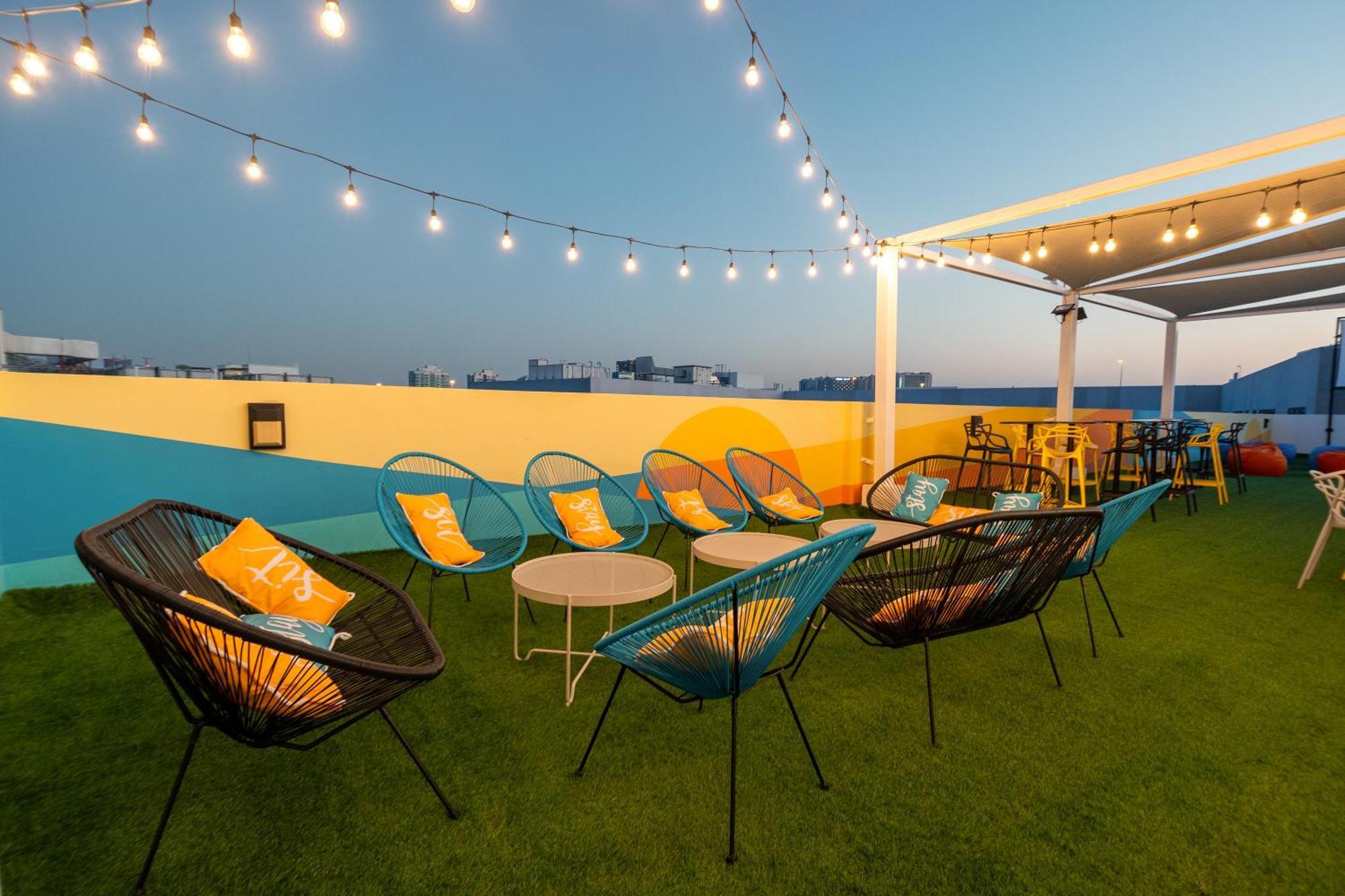 Izzzi Life Mint Aparthotel Dubai Exteriör bild